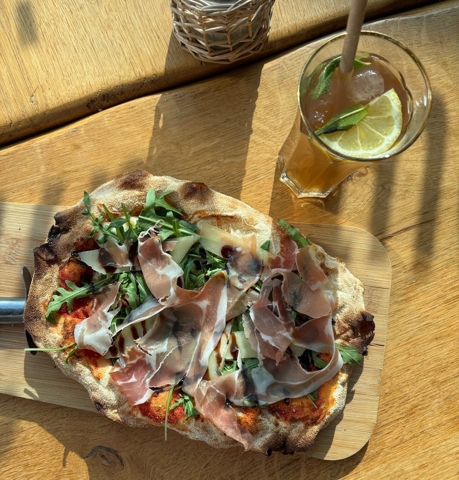 Pinsa Parma accompagnée d'un mojito, pizza italienne au restaurant O'Bello à la ZAC d'Augny