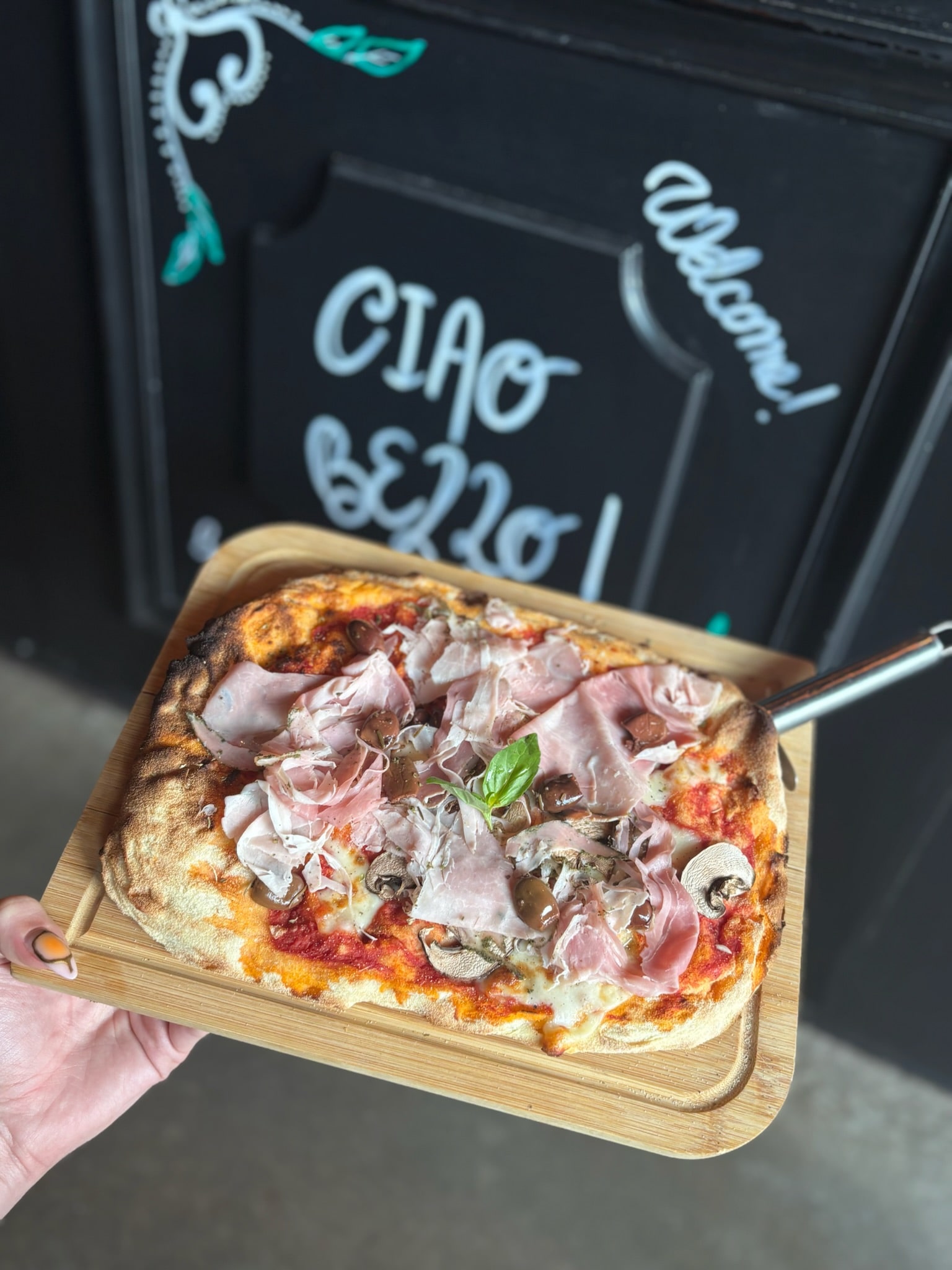 Pinsa Romana Regina, pizza italienne gourmande au restaurant O'Bello près de Metz