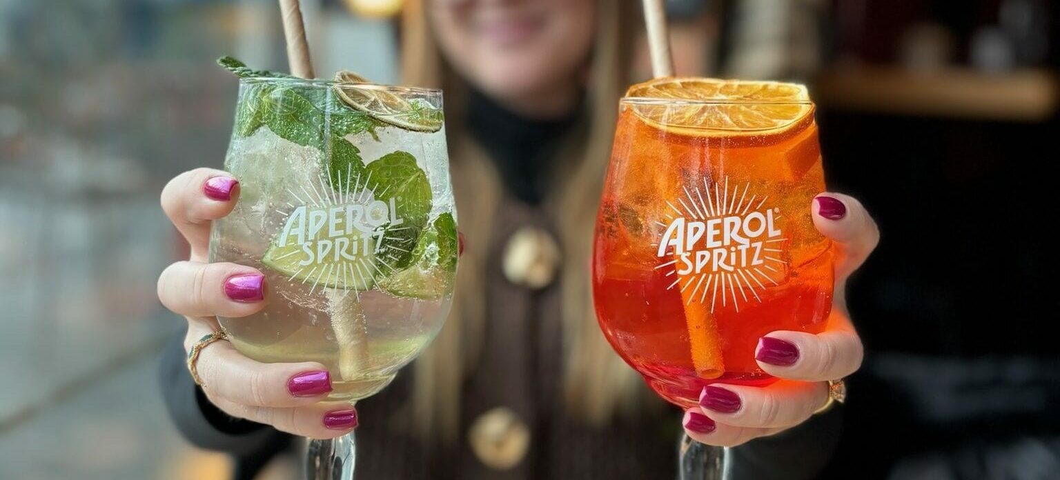 Verres de Spritz, cocktail italien au restaurant O'Bello au Waves dans la ZAC Augny