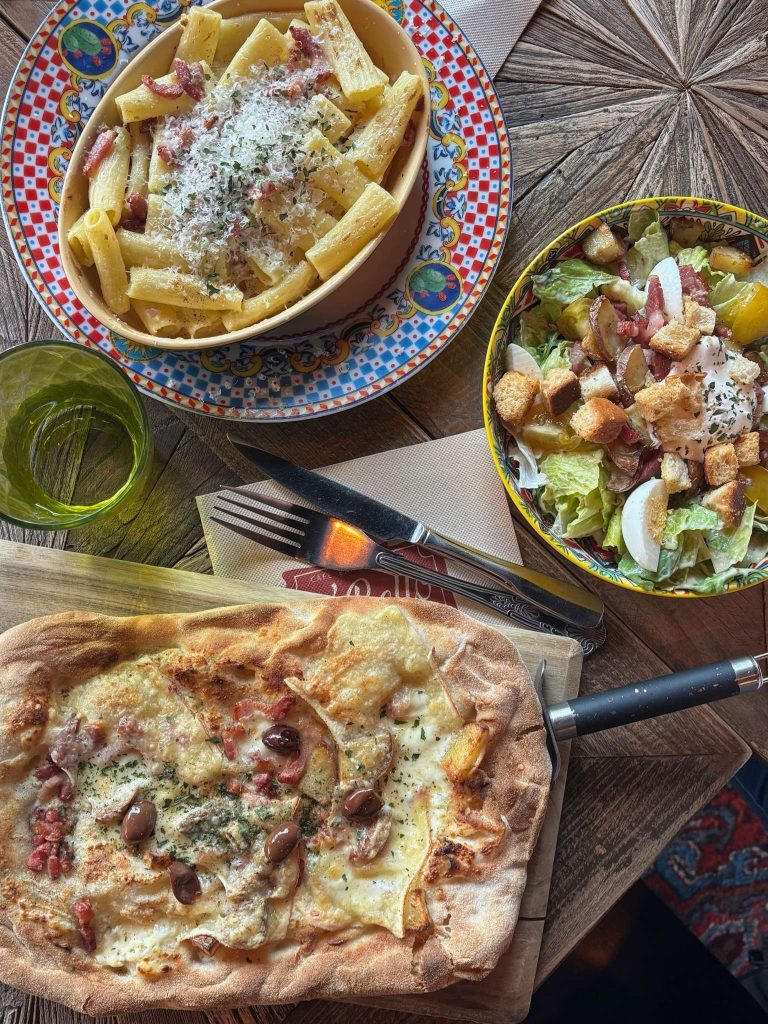 Salade Vosgienne, Pinsa Raclette et pâtes rigatoni Carbonara, plats italiens au restaurant du Waves Moulins-lès-Metz